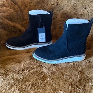 Universal Thread Black Ankle Boot with White Sole